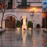 Arriviamo dopo qualche metro in una piazzetta circondata da basse case bianche e con al centro la statua della Madonna della Madia. Ci troviamo in largo Mercato, meglio conosciuto come �Nmezz� a � pont du pesc� (�in mezzo al ponte del pesce�), perch� qui veniva appunto venduto il pesce